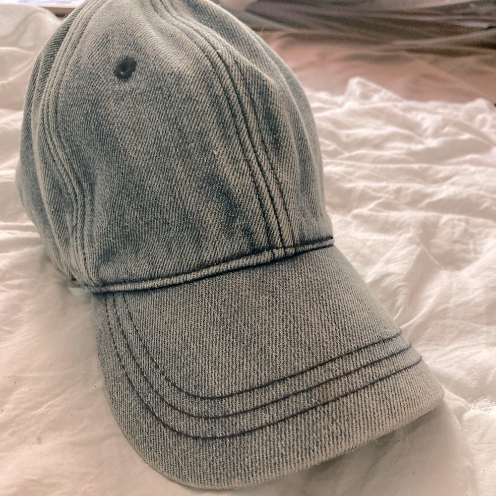 Women’s baseball hat.